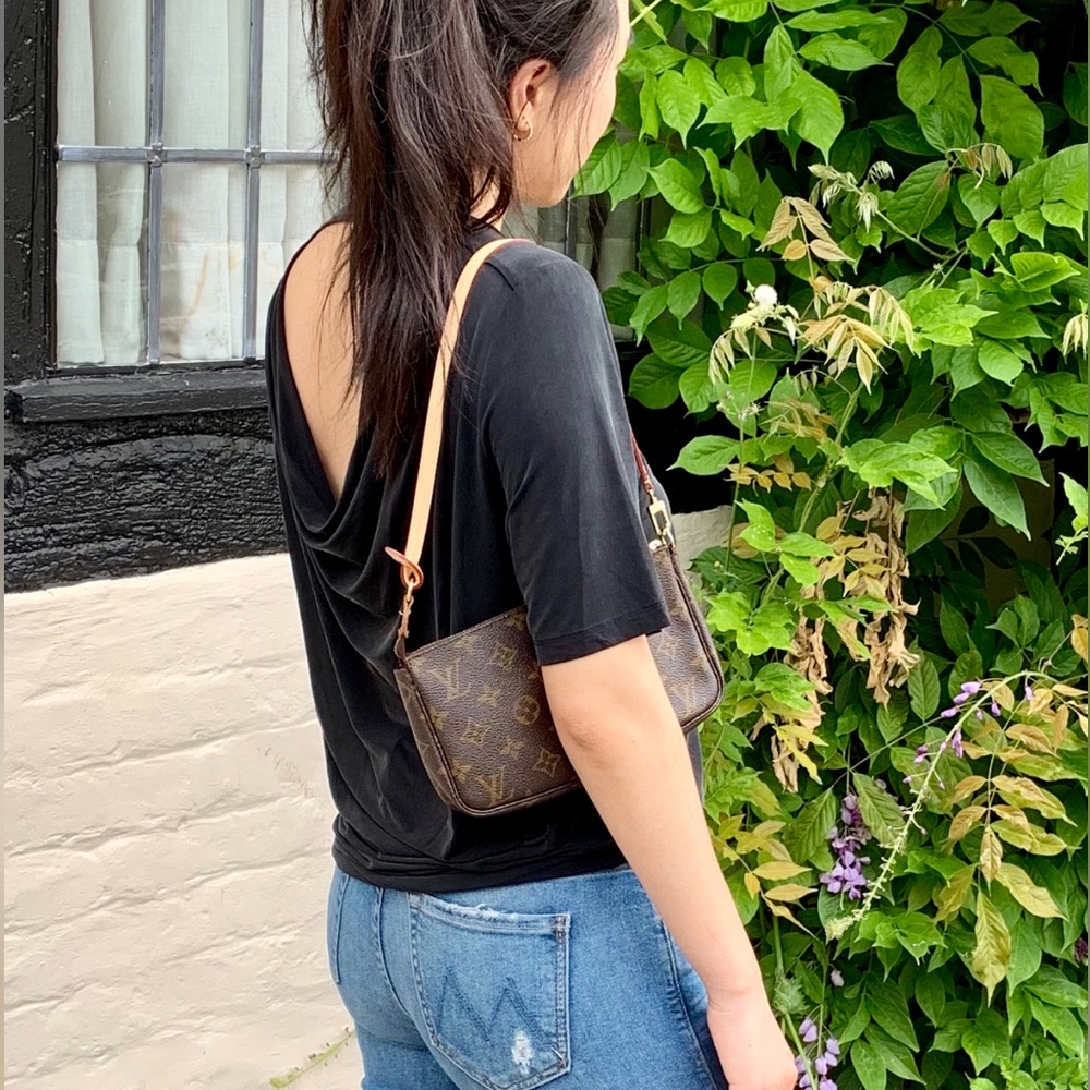 soft stretchy fabric tee